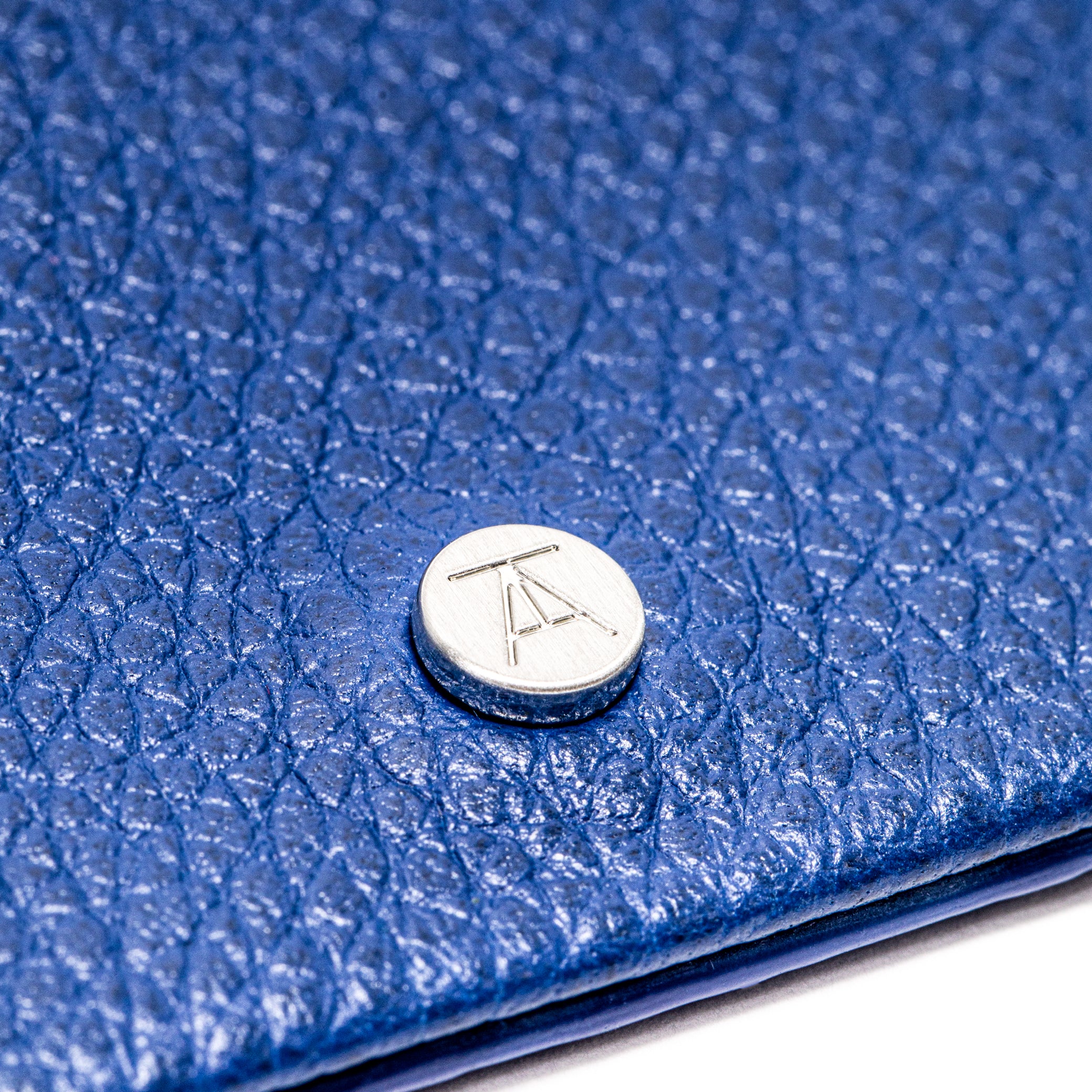 THE CASUAL 6-SLOT CARD SLEEVE