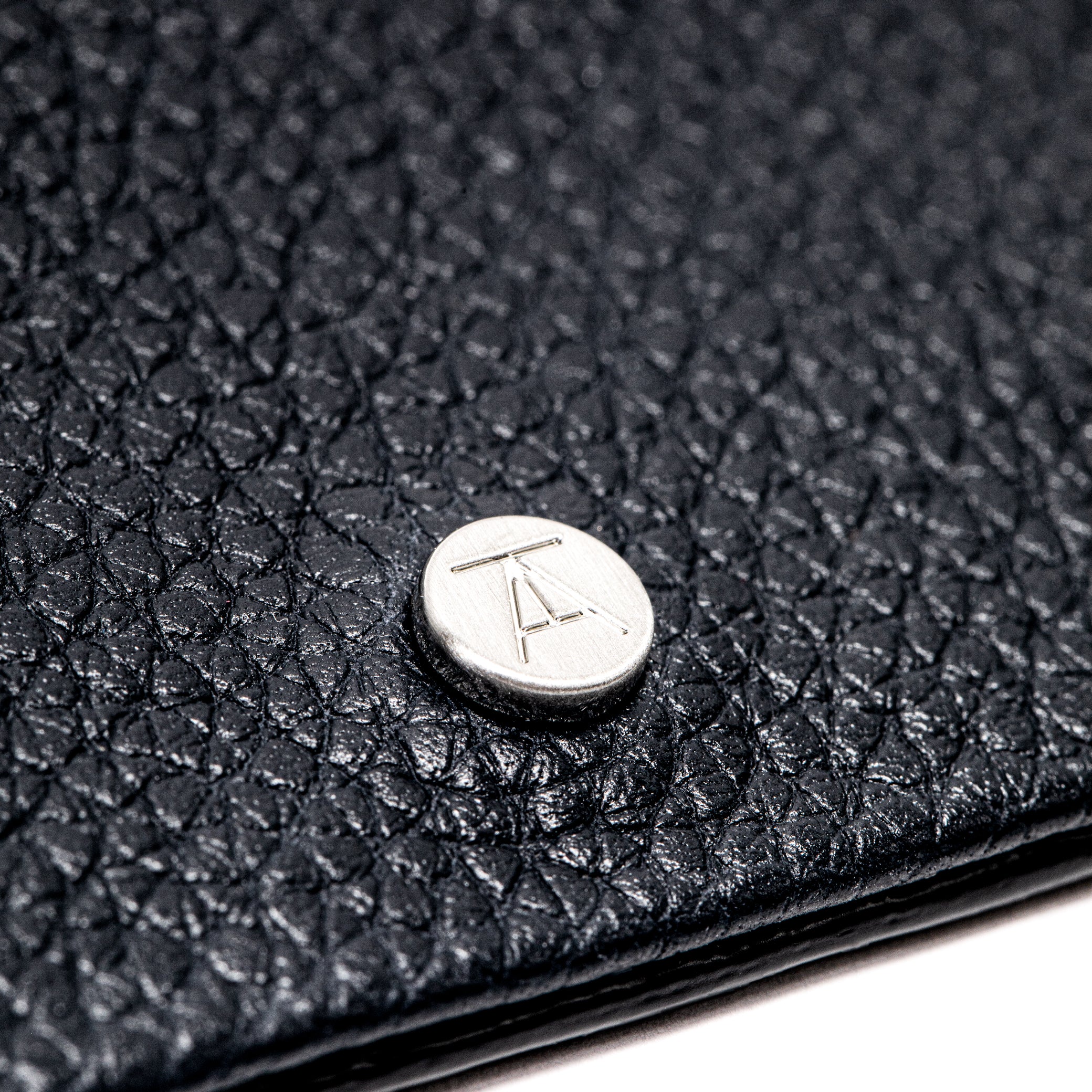 THE CASUAL 6-SLOT CARD SLEEVE